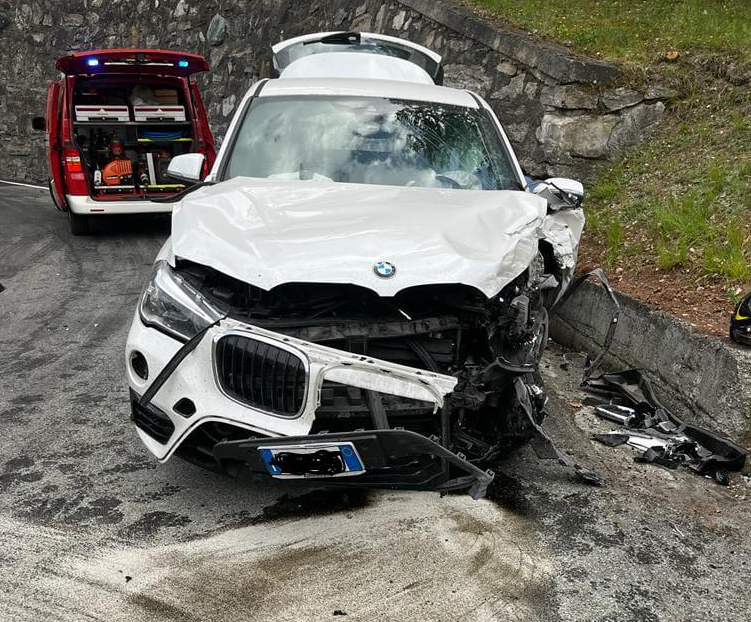 Gressan, perde il controllo dell’auto e finisce contro un muraglione