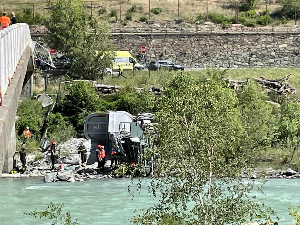 Il camion caduto dal ponte a Pontey