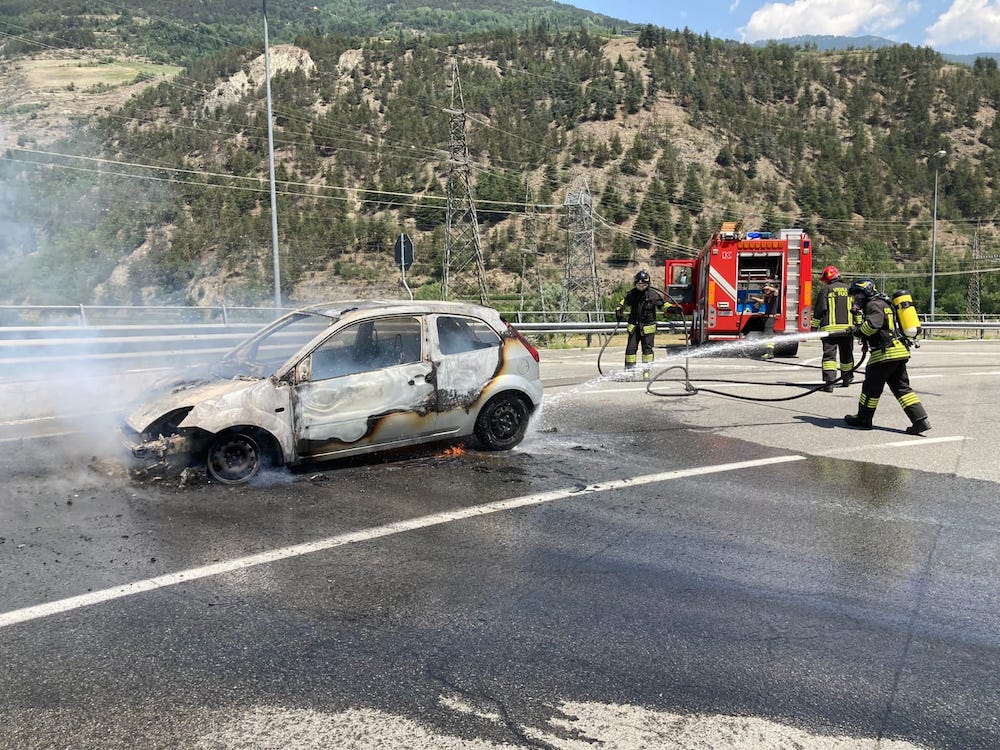 Auto incendiata Villeneuve
