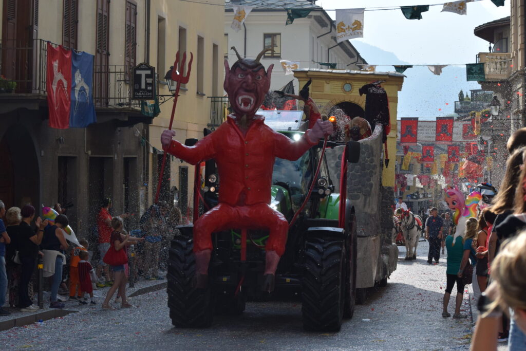 Il carro con San MArtino e il Diavolo