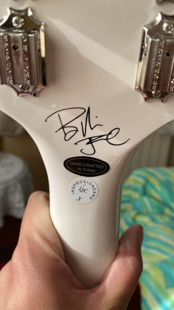 La firma di Billie Joe sulla chitarra elettrica