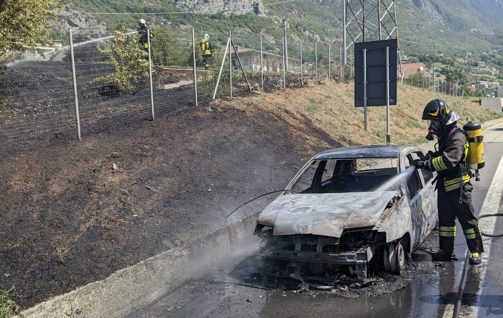 Auto in fiamme A5