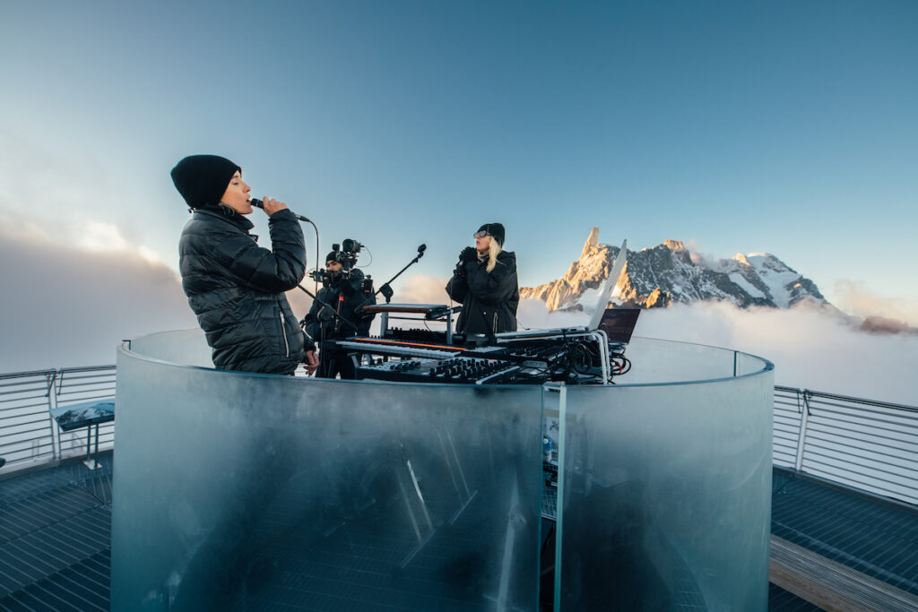 Eli & Fur a Skyway Monte Bianco - Photo by Maxime Chermat