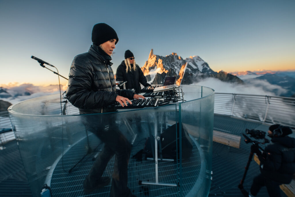 Eli & Fur a Skyway Monte Bianco - Photo by Maxime Chermat