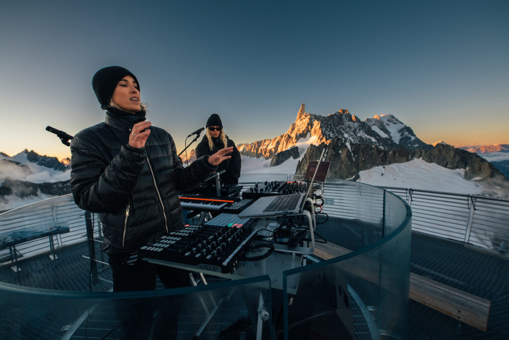 Eli & Fur a Skyway Monte Bianco - Photo by Maxime Chermat