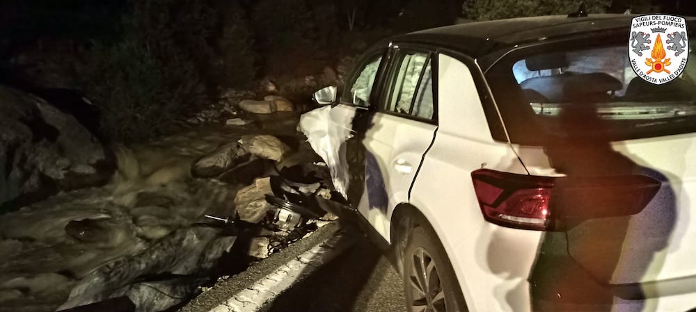 Fontainemore, auto resta in bilico sul torrente Lys dopo un urto