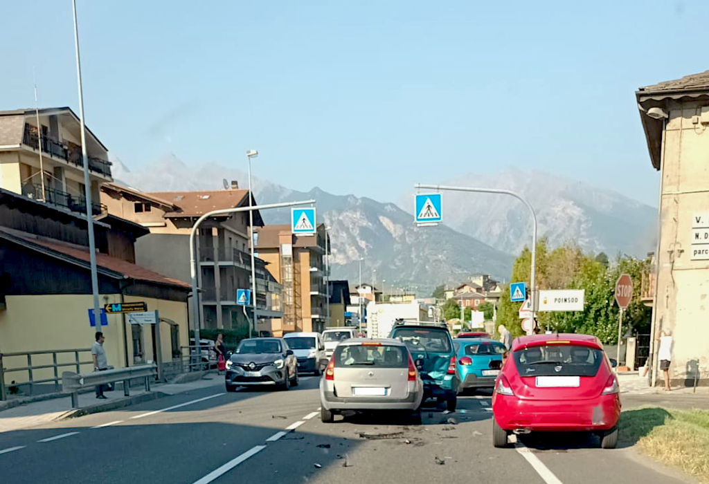 Tamponamento tra auto a Sarre, un ferito