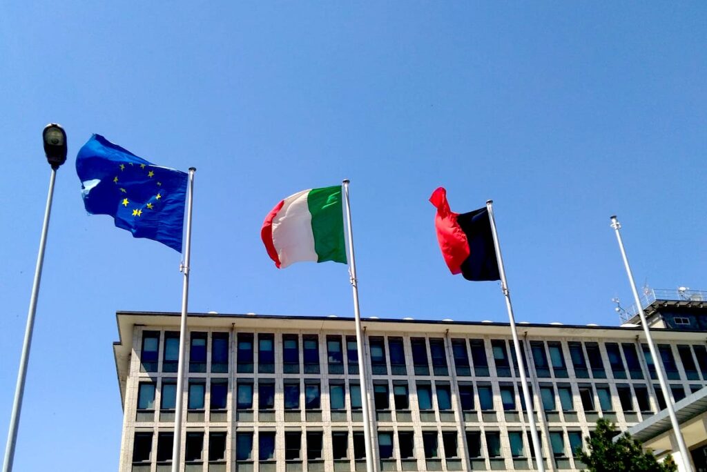 Le bandiere europea italiana e valdostana davanti a palazzo regionale