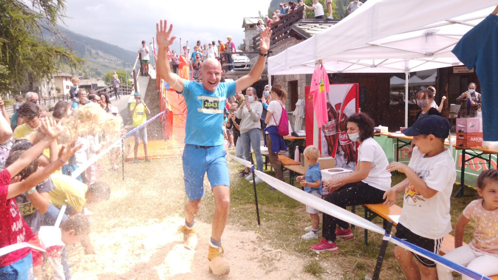 Di corsa con i sabot ai piedi: il 23 luglio torna la goliardica Monterosa Sabot Race