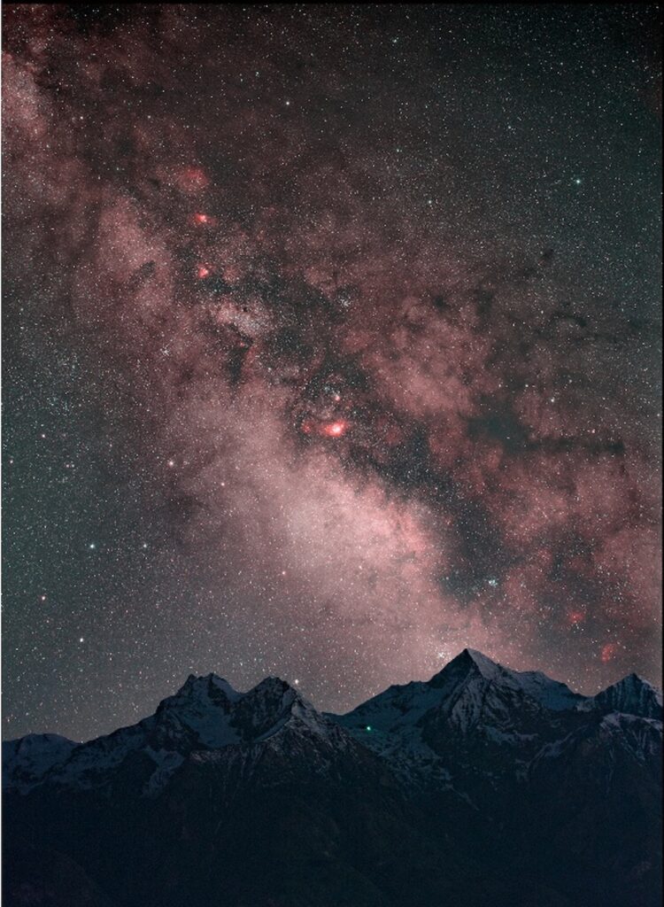 La Via Lattea sopra al Monte Emilius vista dall’Osservatorio Astronomico della Regione Autonoma Valle d’Aosta. La macchia rossastra più luminosa è la nebulosa M8 Laguna, più in alto spiccano M16 e M17. Credit: Stefano Cademartori, Paolo Calcidese per la Fondazione C. Fillietroz-ONLUS