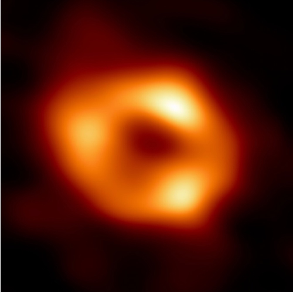 L’immagine di Sgr A* al centro della nostra Galassia. Crediti: EHT Collaboration (https://www.eso.org/public/italy/images/eso2208-eht-mwa/  )