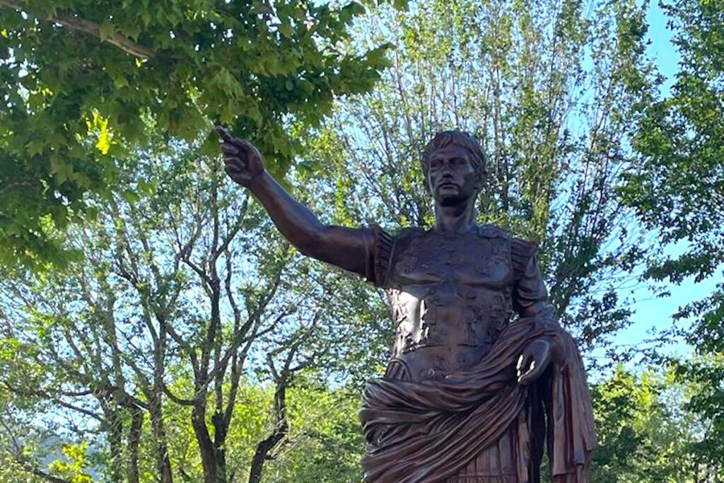 La statua dell'Imperatore Augusto in piazza Arco di Augusto
