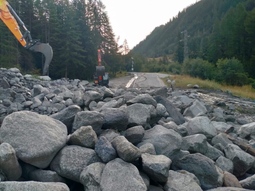 Val Ferret: evacuati parte degli isolati, si resta solo con scorte per 2/3 giorni