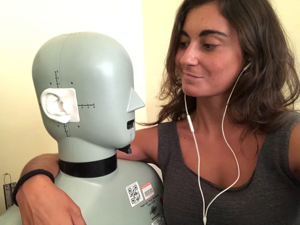 Greta e Osvaldo Manichino Head and Torso Simulator HATS della Bruel Kjaer per effettuare misurazioni acustiche binaurali