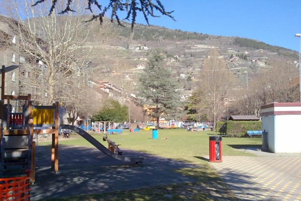 Il parco giochi di via Vuillerminaz, nel quartiere Cogne