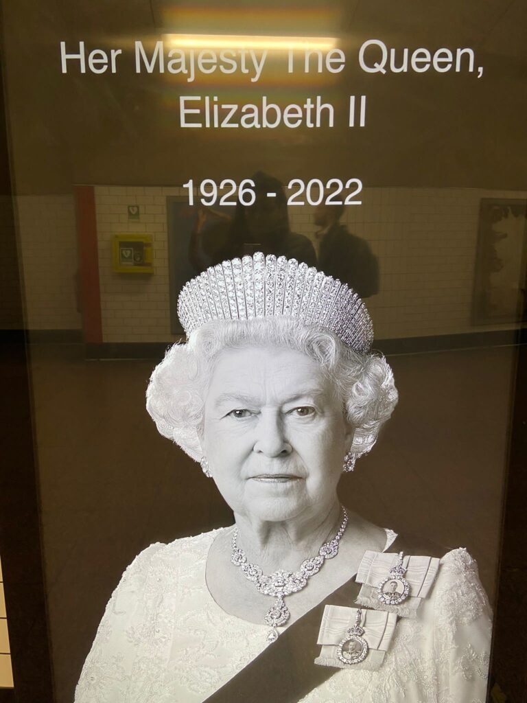 Elisabetta II, il lutto del Regno Unito visto da un valdostano residente a Londra