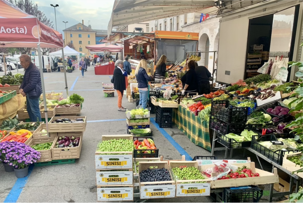 Il mercato di quartiere in piazza della Repubblica alle
