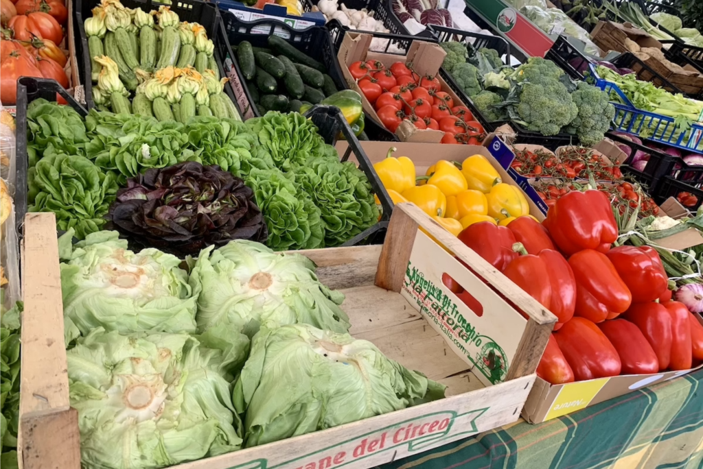 Il mercato di quartiere in piazza della Repubblica alle