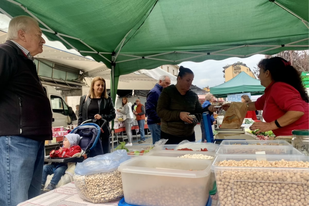 Il mercato di quartiere in piazza della Repubblica alle