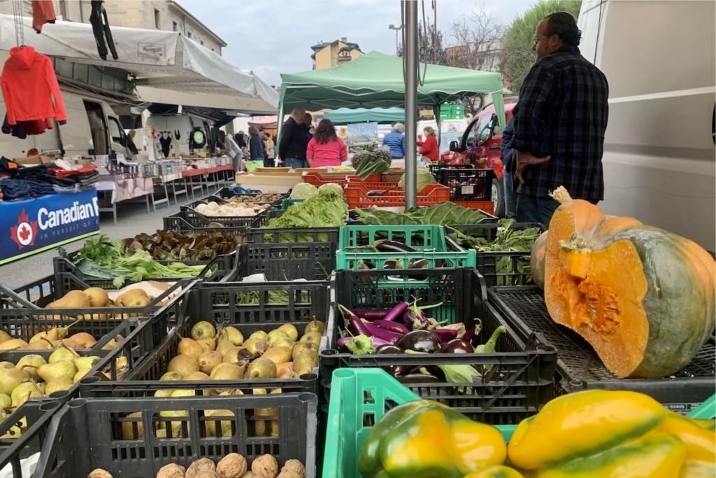 Il mercato di quartiere in piazza della Repubblica alle