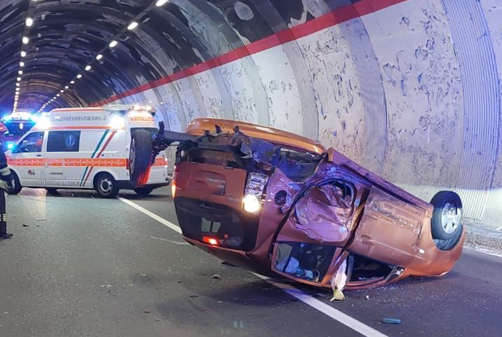 Incidente tra auto sulla Statale 26, una si capovolge in galleria