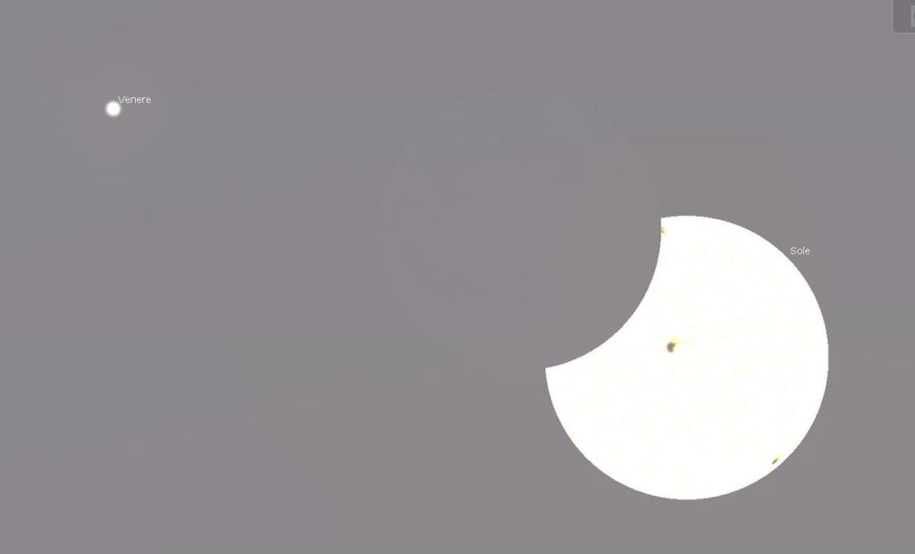 Aspetto della fase massima dell’eclisse solare parziale del 25 ottobre alle 12.15 ad Aosta (a sinistra) e alle 12.35 ad Agrigento (a destra). Si noti la diversa distanza apparente del pianeta Venere dal Sole e dalla Luna. Elaborazione con il software Stellarium (http://stellarium.org )