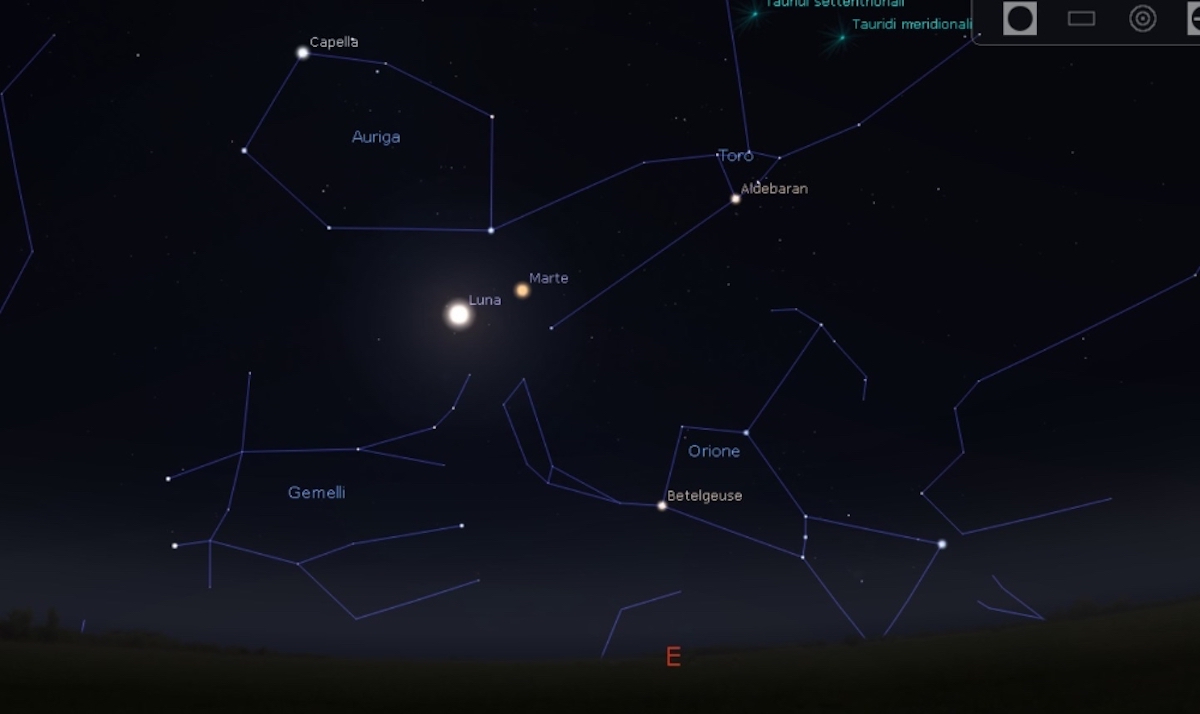 La spettacolare congiunzione tra Luna e Marte l'11 novembre alle 21.30, tra le costellazioni dell'Auriga, dei Gemelli, Toro e Orione. Elaborazione con il software Stellarium (http://stellarium.org)