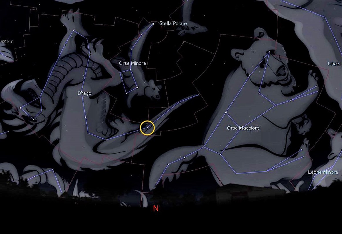 L’aspetto del cielo verso nord attorno alle 22.30 del 15 novembre. È visibile a sinistra del Piccolo carro (asterismo dell'Orsa Minore) la costellazione del Drago . Indicata nel cerchietto giallo la stella Thuban, Alfa Draconis. Immagine generata con il software Stellarium (https://stellarium.org)