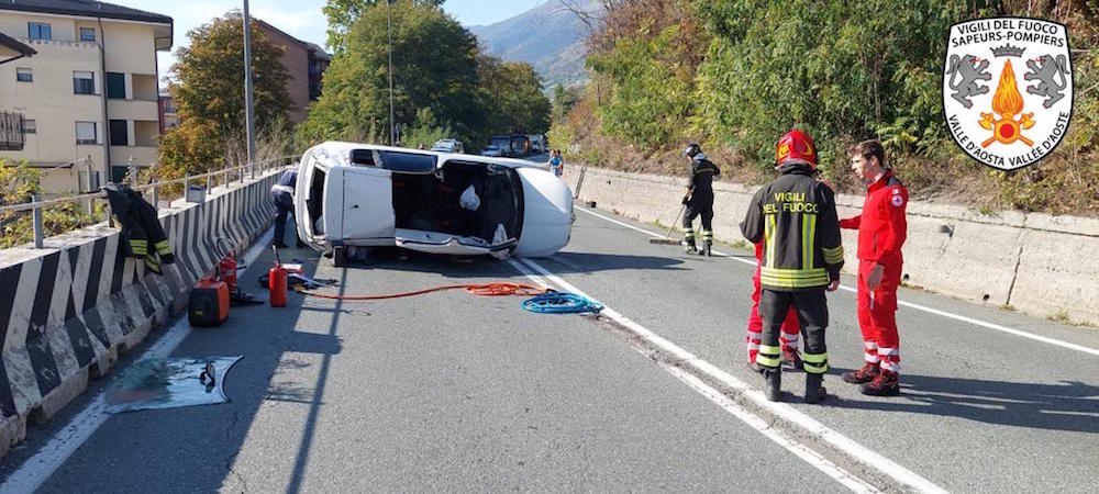 Aosta, auto si rovescia in via Roma: un 44enne in ospedale