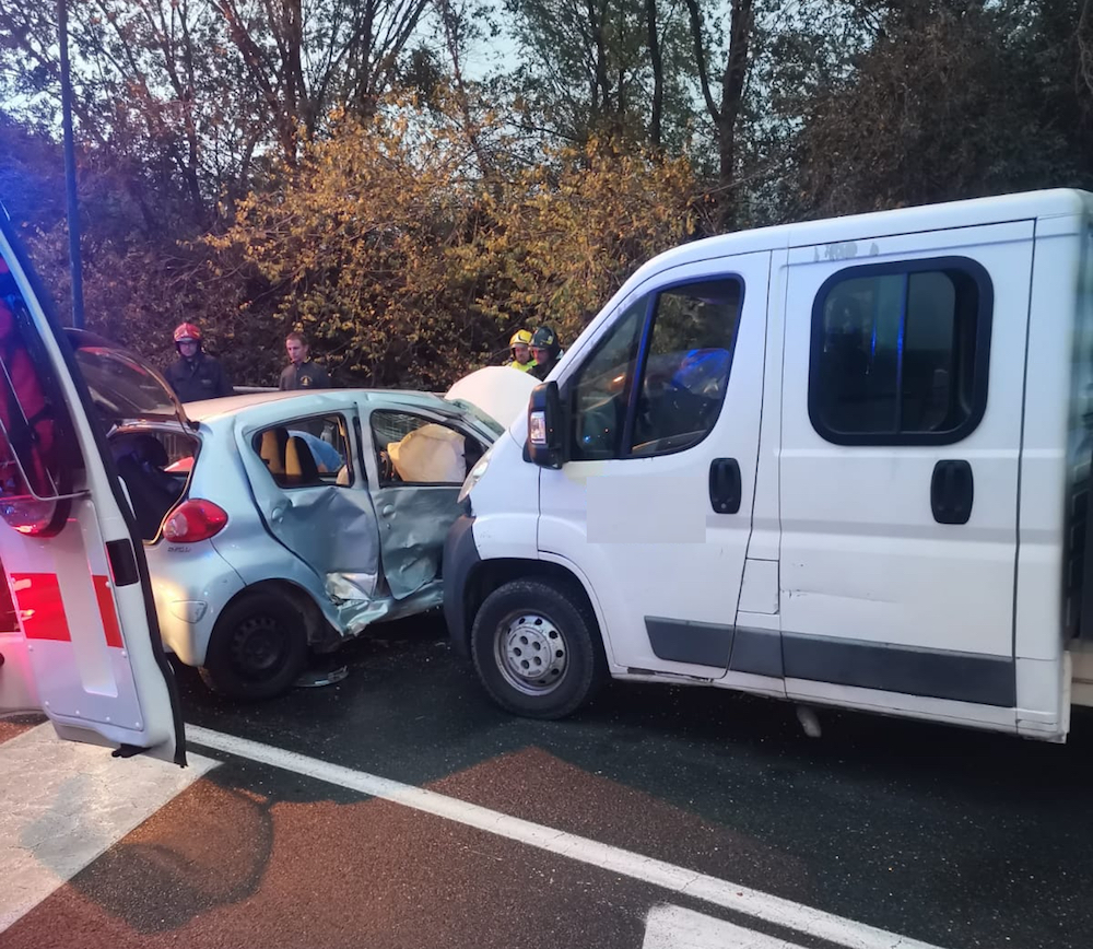 Aosta, scontro tra auto e camion: un ferito