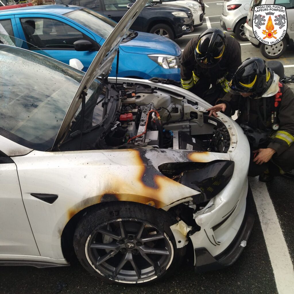 Auto elettrica in fiamme a Châtillon