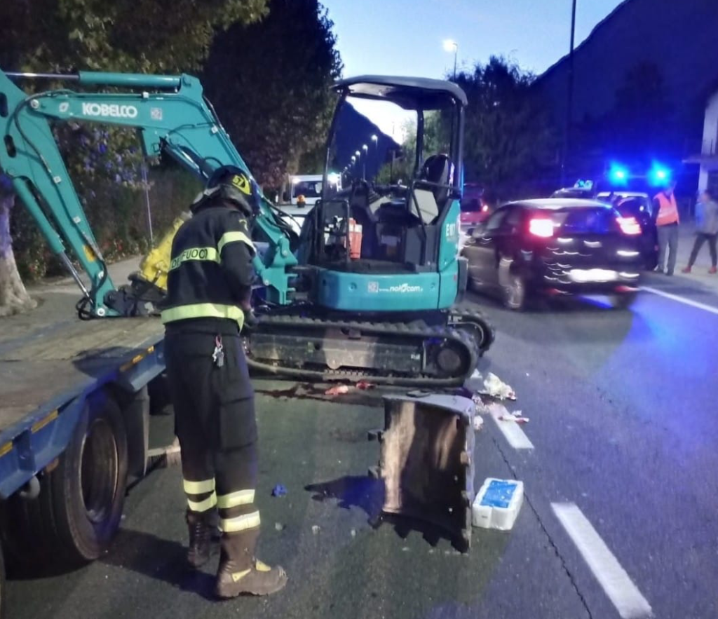 Verrès, scontro fra auto e escavatore: 50enne ferito