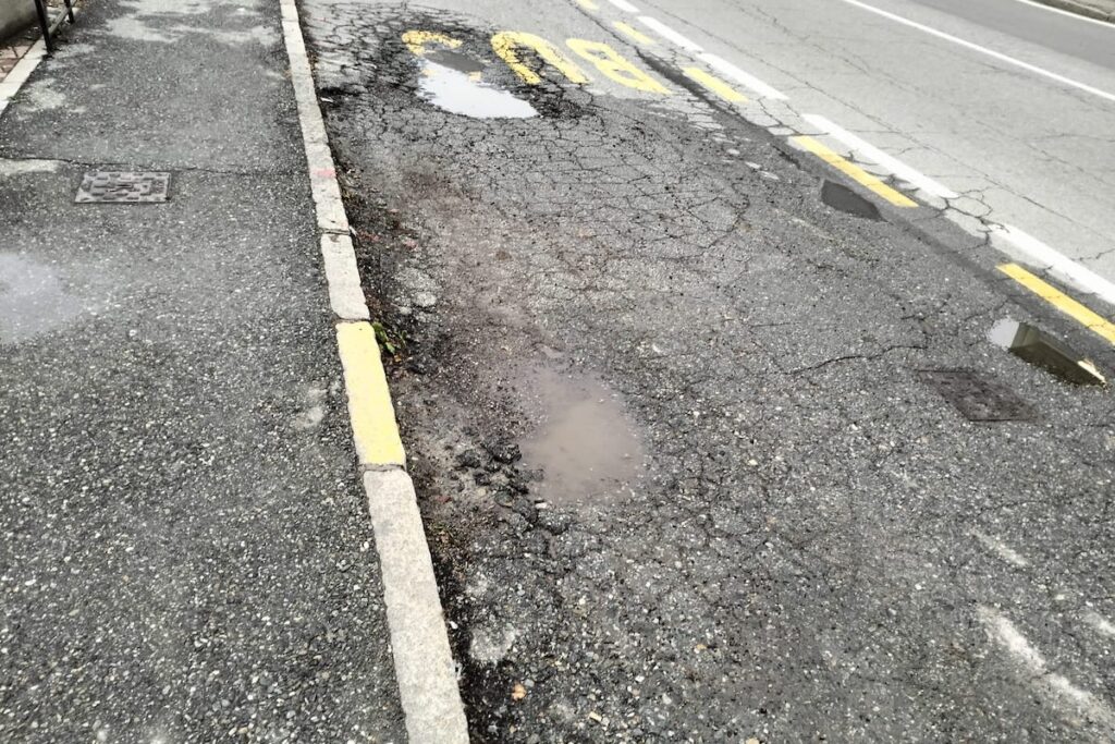 Problemi nelle coperture e nell’asfalto in via Saint-Martin: “Ogni fermata dell’autobus abbia almeno la sua pensilina”