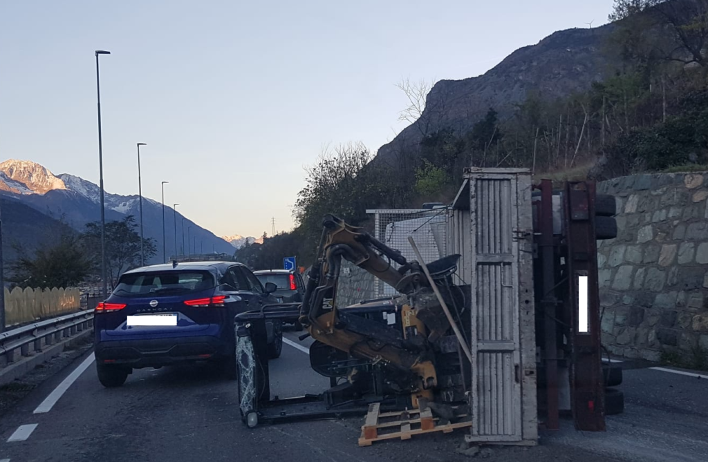 Camioncino si ribalta, code sulla Statale 26 a Châtillon