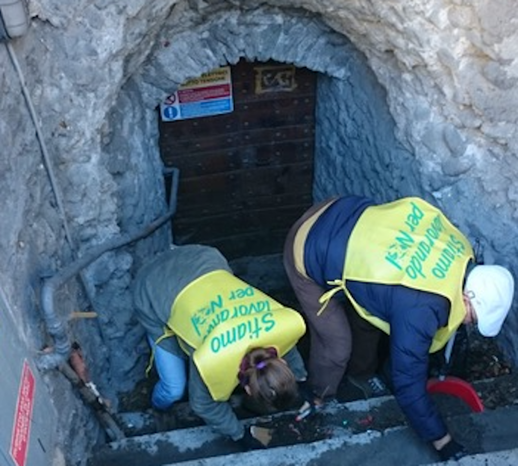 Volontari di Legambiente puliscono la scalinata della Torre del Lebbroso