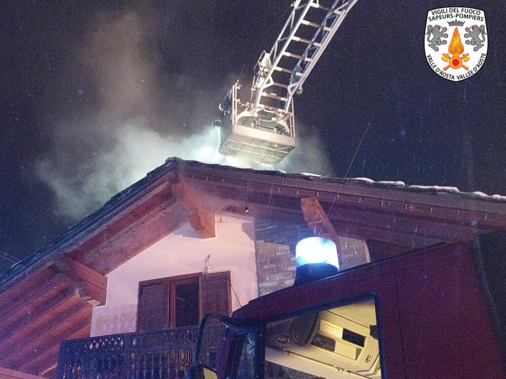 Tetto in fiamme a Valpelline, l’incendio partito dalla canna fumaria