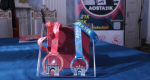 Le medaglie della mezza maratona Aosta21K