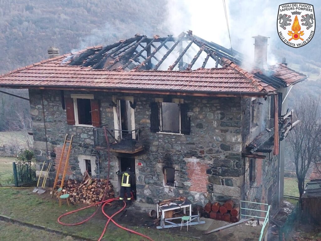 Brucia un edificio a Challand Saint Victor