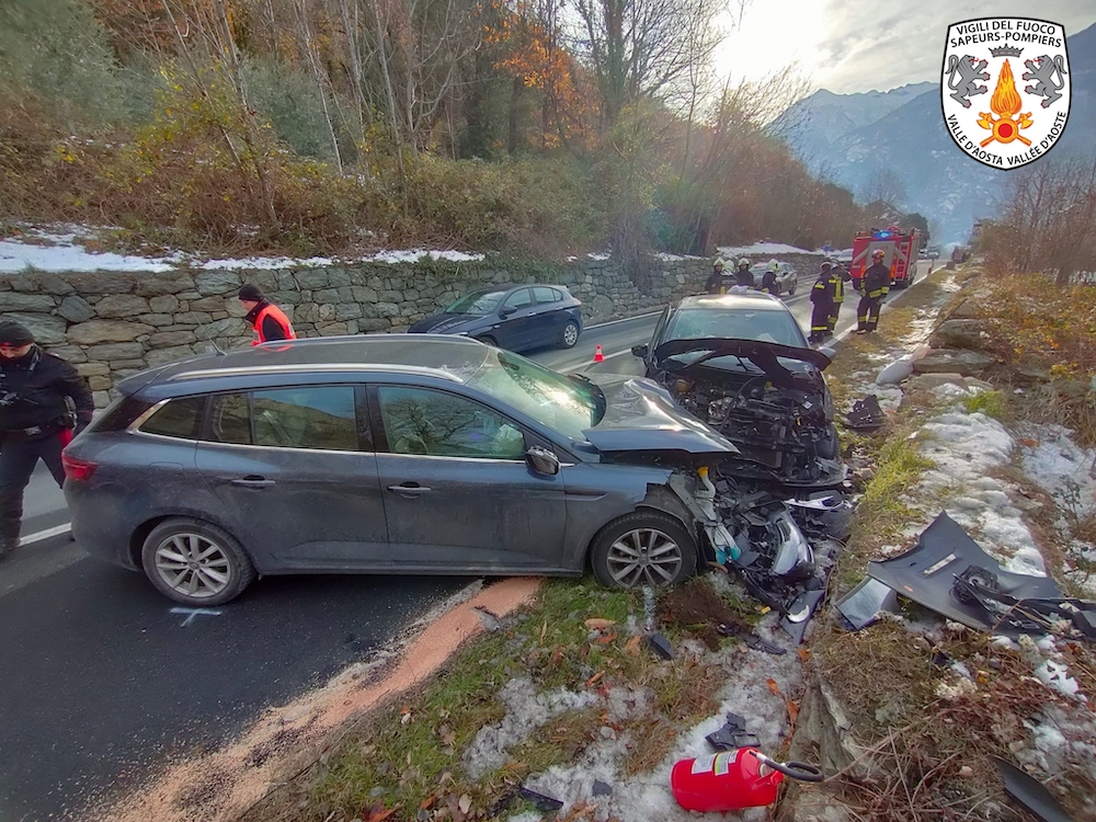 Due auto si scontrano sulla Statale ad Arnad, tre feriti