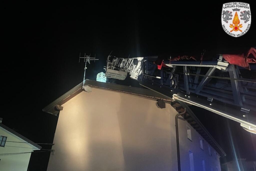 Lintervento dei vigili del fuoco per un incendio ad un tetto a Pont Saint Martin Image at