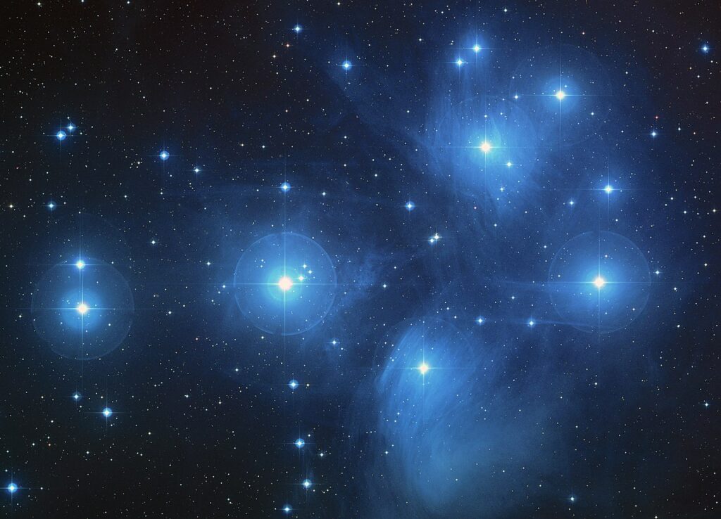 L’ammasso aperto delle Pleiadi, M45. Credit: NASA, ESA, AURA/Caltech, Palomar Observatory  Public domain, trough Wikimedia Commons [ https://commons.wikimedia.org/wiki/File:Pleiades_large.jpg ]  