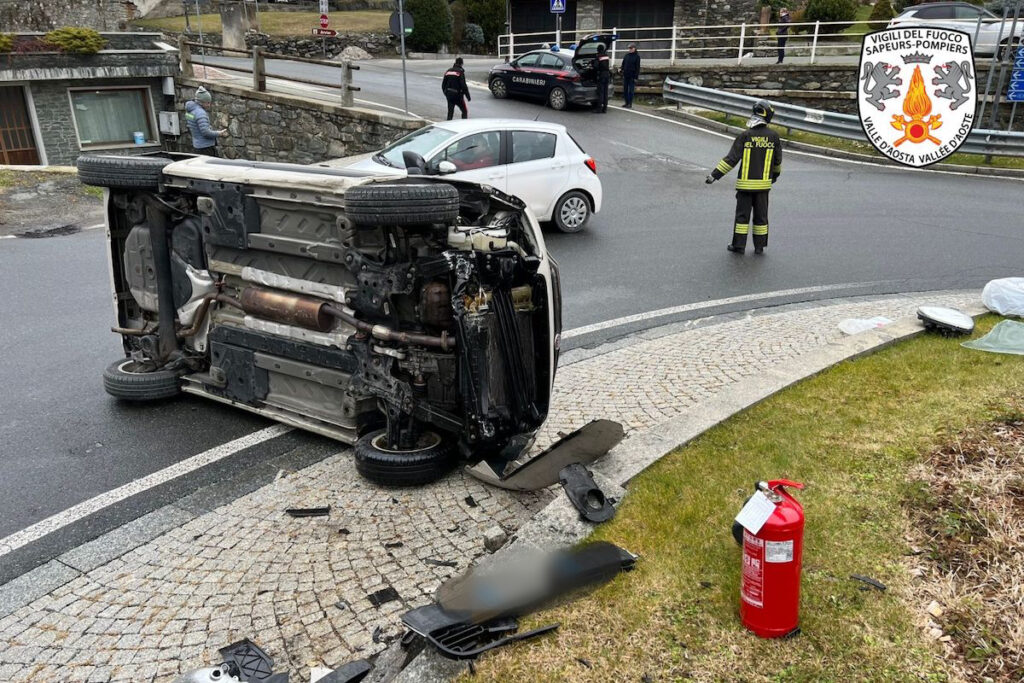 Incidente ad Arvier, un’auto si è ribaltata nella rotonda