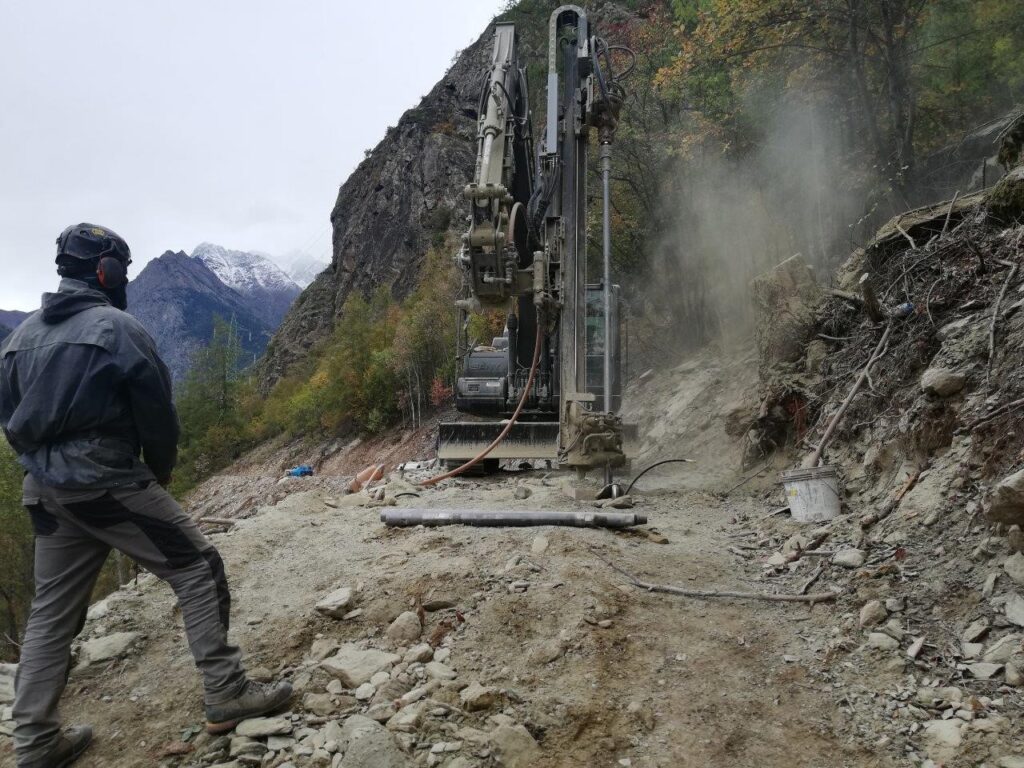 Installate le barriere paramassi a protezione della strada regionale di Roisan