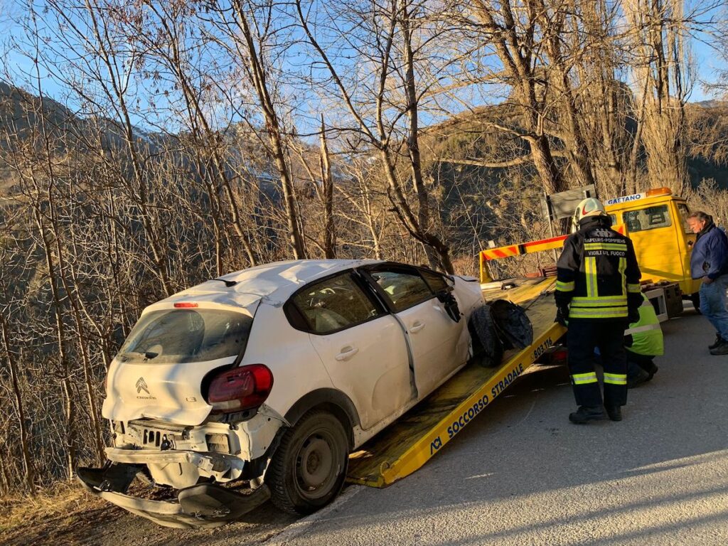 Auto si ribalta sulla strada regionale per  Saint-Barthélemy