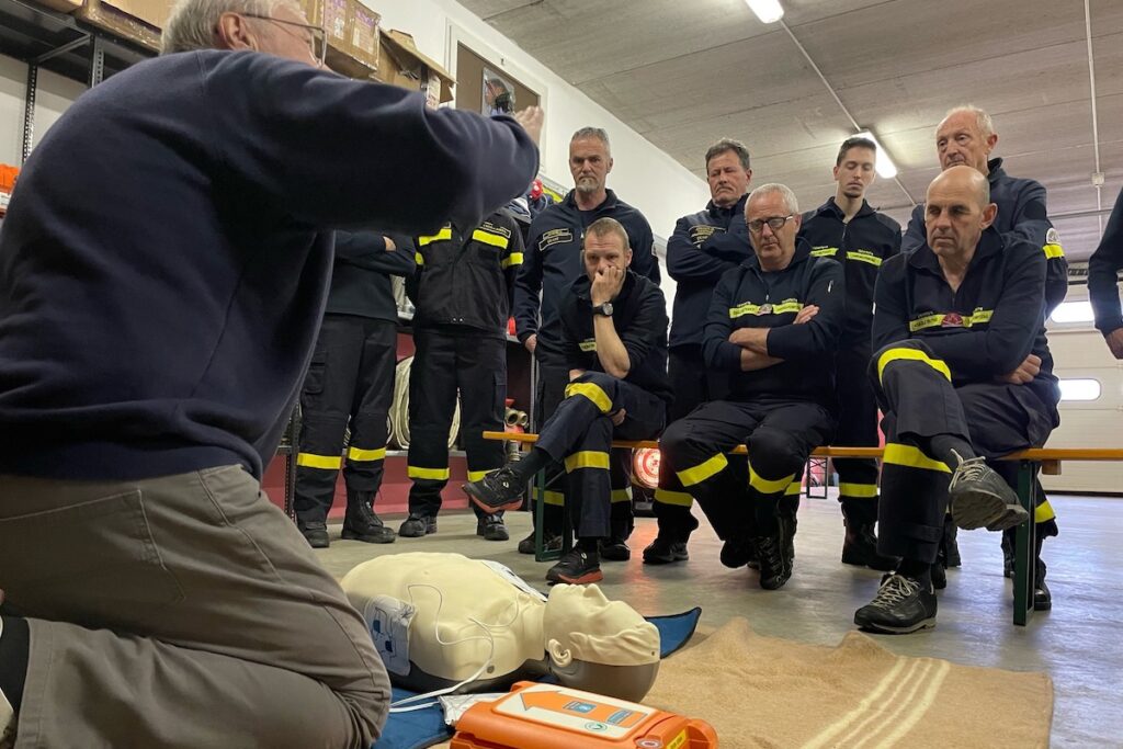 Il corso sull'uso del defibrillatore ai Vigili del fuoco volontari di Quart