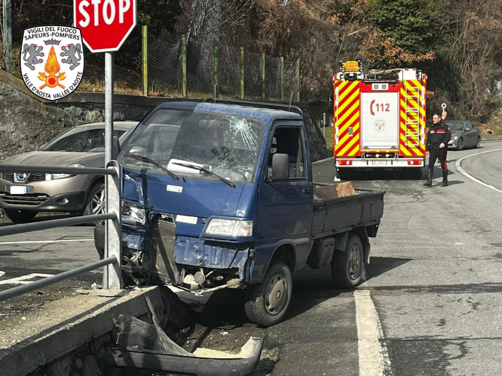 Perde il controllo dell’autocarro e va a sbattere contro un parapetto