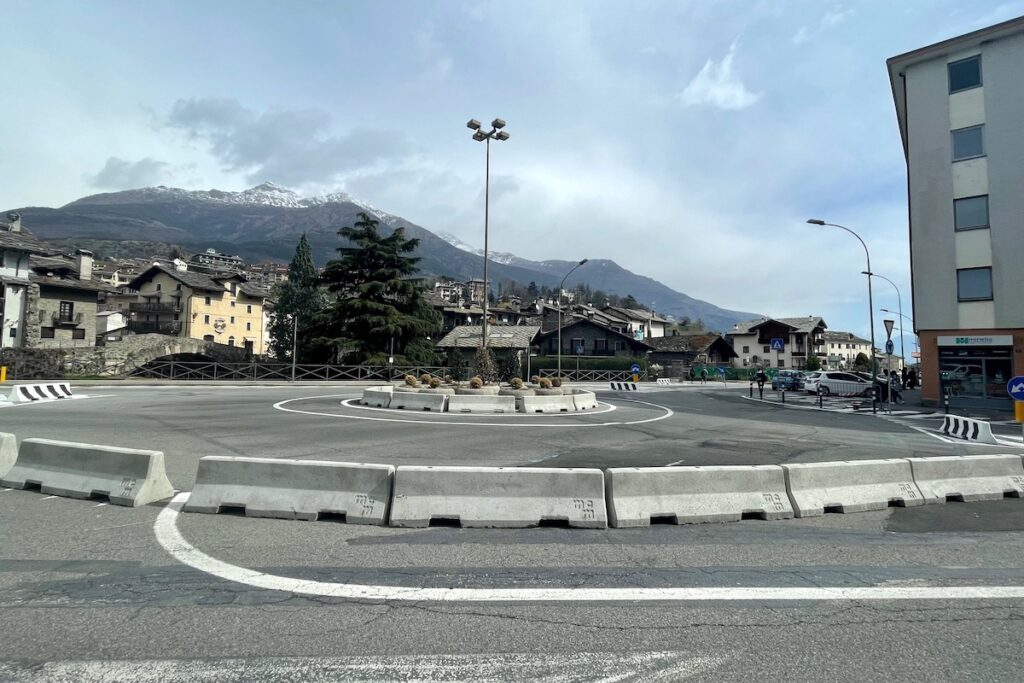 La rotatoria di corso Ivrea, ad Aosta, per la pedonalizzazione dell'Arco di Augusto