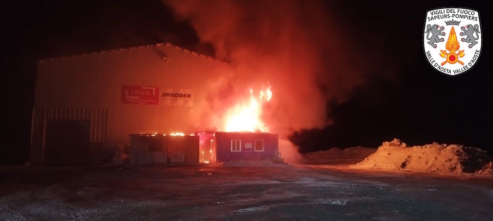 Incendio a Cervinia, i Vigili del fuoco arrivano sui gatti delle nevi