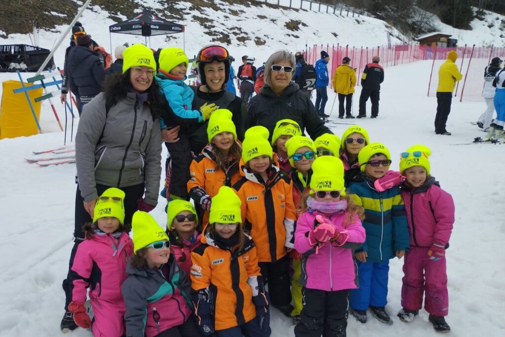 Federica Brignone con i bambini della scuola di sci di La Thuile