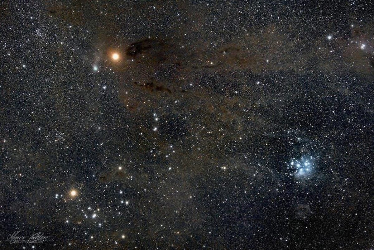 In alto a sinistra: cometa c/2022 E3 ZTF e Marte (disco brillante rossastro); in basso a sinistra: la stella gigante arancione Aldebaran e l'ammasso delle Iadi; in basso a destra: l'ammasso delle Pleiadi. Settore della costellazione del Toro ripresa dall'astrofotografo Marco Cantore all'Osservatorio Astronomico della Regione Autonoma Valle d'Aosta, notte tra sabato 11 e domenica 12 febbraio 2023